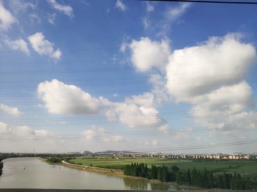 蓝天白云下的河流沼泽