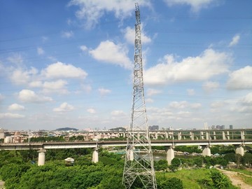 蓝天白云下的高压电缆塔