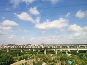 蓝天白云下的铁路高架桥