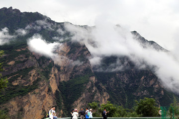 云雾缭绕的丹巴大山