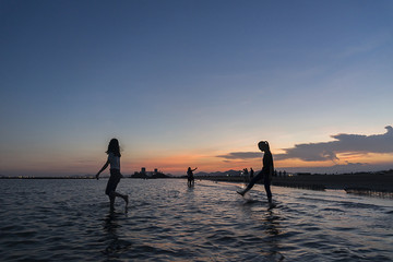 夕阳海边玩水