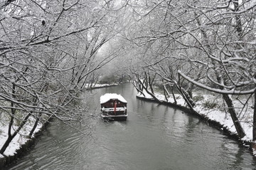 冬天一艘游船开过河道
