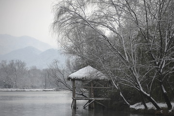 积雪掩盖下孤独的茅草亭子