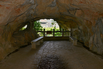 象鼻山象眼岩