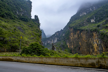 山路蜿蜒