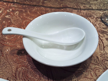 白瓷碗与瓷勺特写