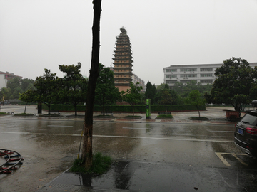 暴雨中的塔