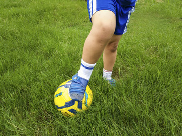 孩子草地踢足球