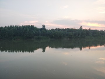 河流晚霞小船美景