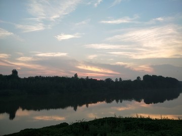 河流晚霞小船美景