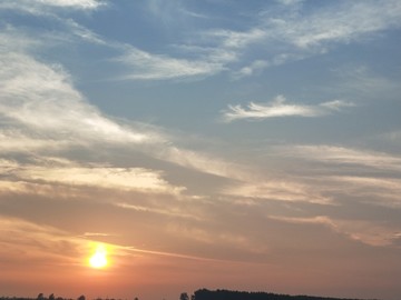 河流晚霞小船美景