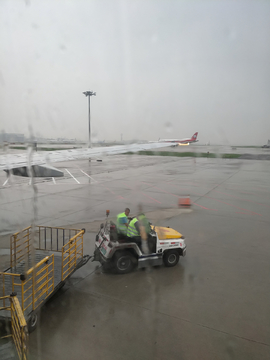 机场大雨