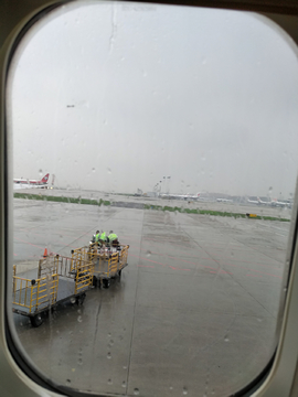 舷窗机场大雨
