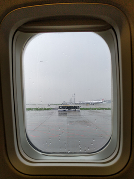 雨天飞机舷窗
