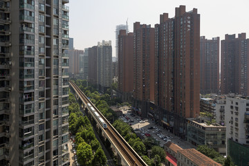 地铁穿过楼群