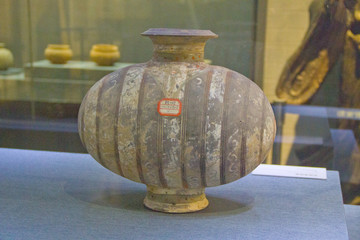 汉代彩绘蚕形壶