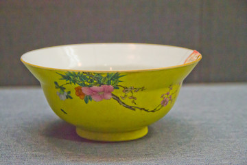 清乾隆粉彩牡丹纹瓷碗