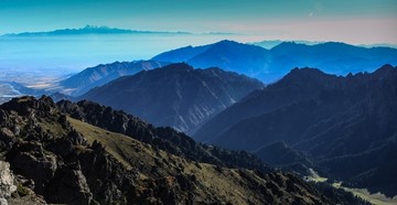 天山山脉早晨