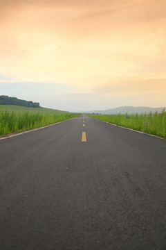 草原公路的黄昏景色