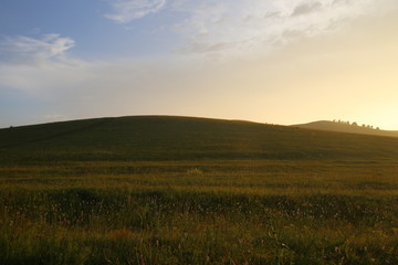蓝天暮色中的草原山坡