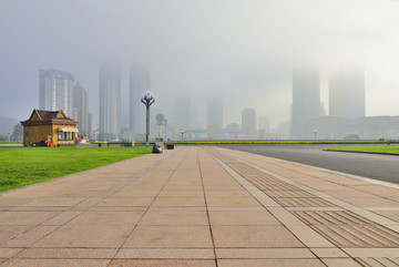 晨雾里的星海广场