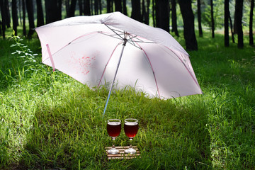 洋酒杯和雨伞