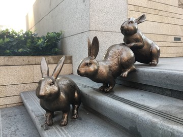 街头雕塑艺术小兔子