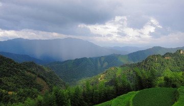 西岭下雨