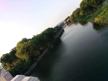 湖边