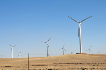 内蒙古戈壁滩沙漠里的风车