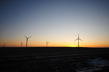 内蒙古戈壁滩日落下的风车