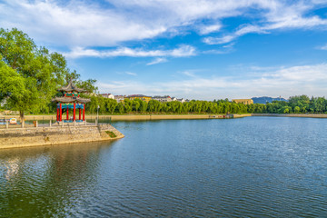 蓝天白云下的南阳湖风景