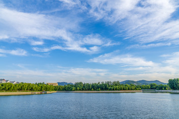 蓝天白云下的南阳湖风景