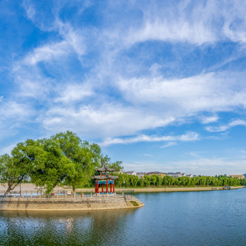 蓝天白云下的南阳湖风景