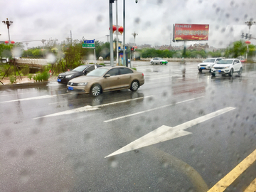 雨中路滑注意安全