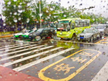 雨中 交通安全