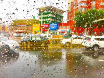 雨中城市街景