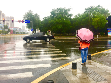 雨中 斑马线 过马路