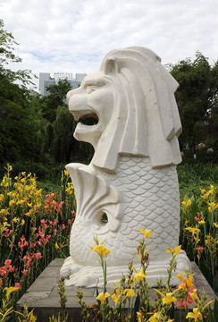狮身鱼尾雕塑