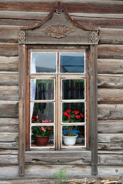 俄式木刻楞老房古朴的木刻窗户
