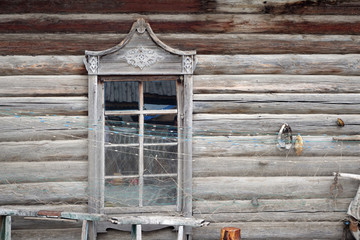 俄式木刻楞老房古朴的木刻窗户