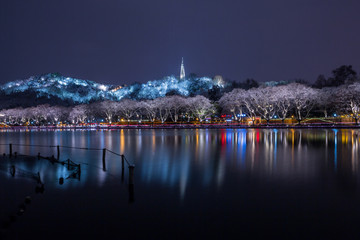 杭州西湖雪后夜景