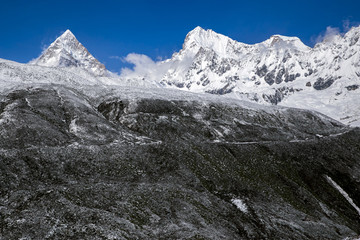 库拉岗日金字塔形雪山