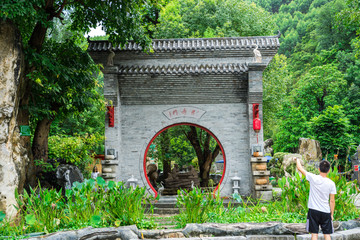 中式庭院大门圆月门