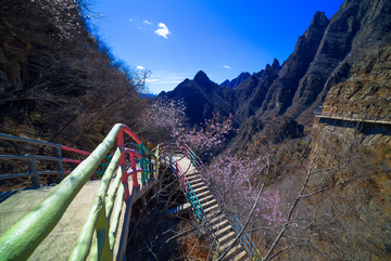 十渡东湖港七彩栈道景区