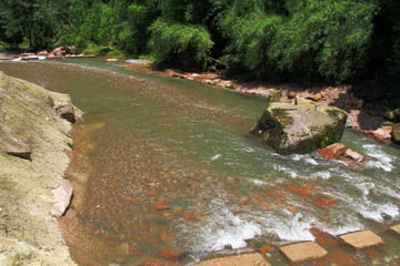 小溪流水