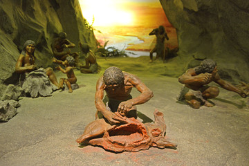 原始山顶洞人生活雕塑复原场景