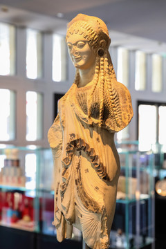 卫城博物馆文物少女雕塑