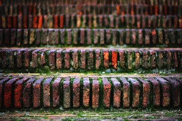 红砖青苔阶梯台阶楼梯