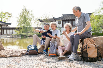 老年夫妻旅游